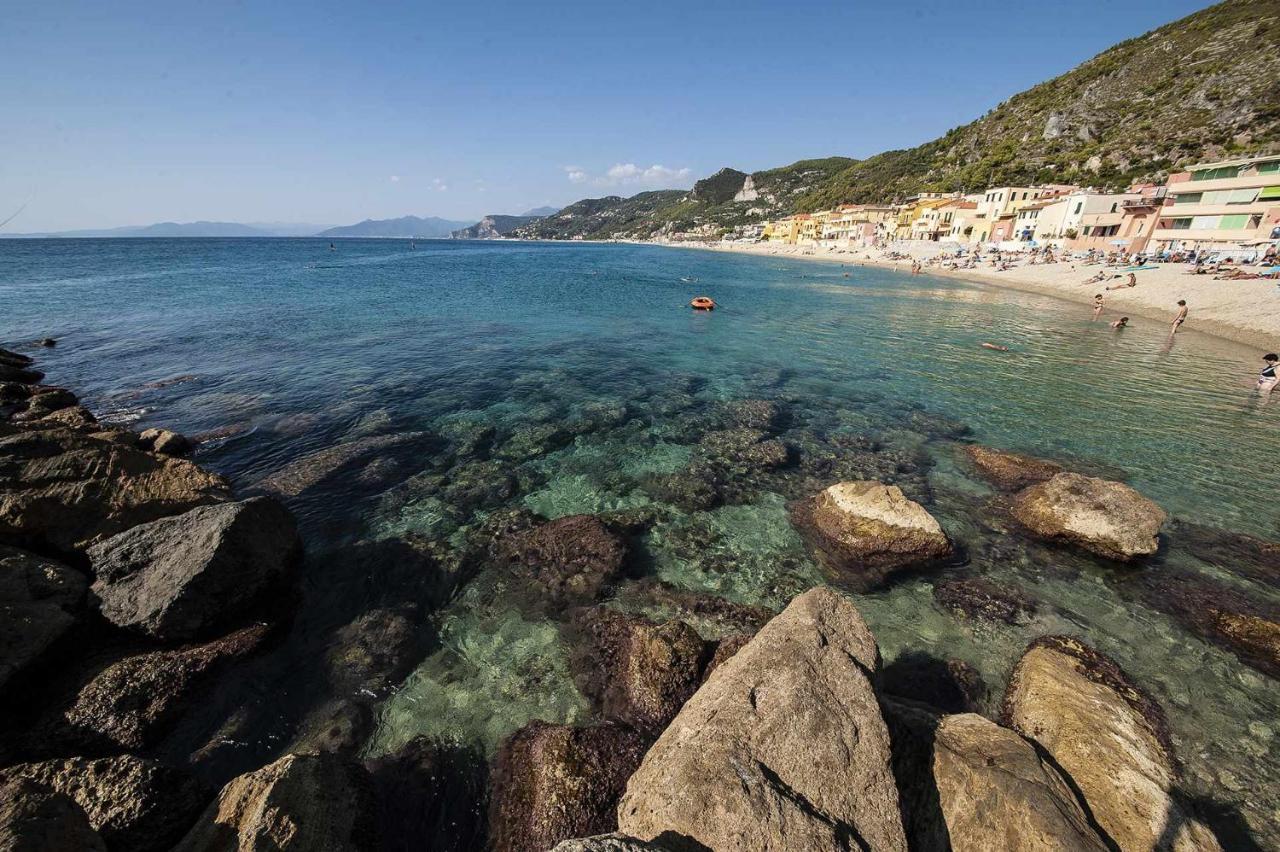 Le Torri Riviera Holiday Albenga Bagian luar foto