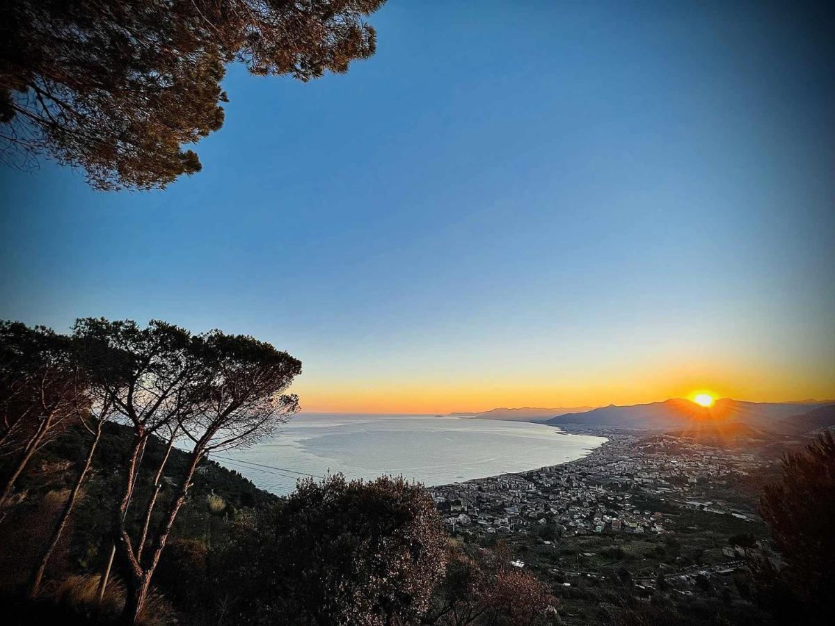 Le Torri Riviera Holiday Albenga Bagian luar foto