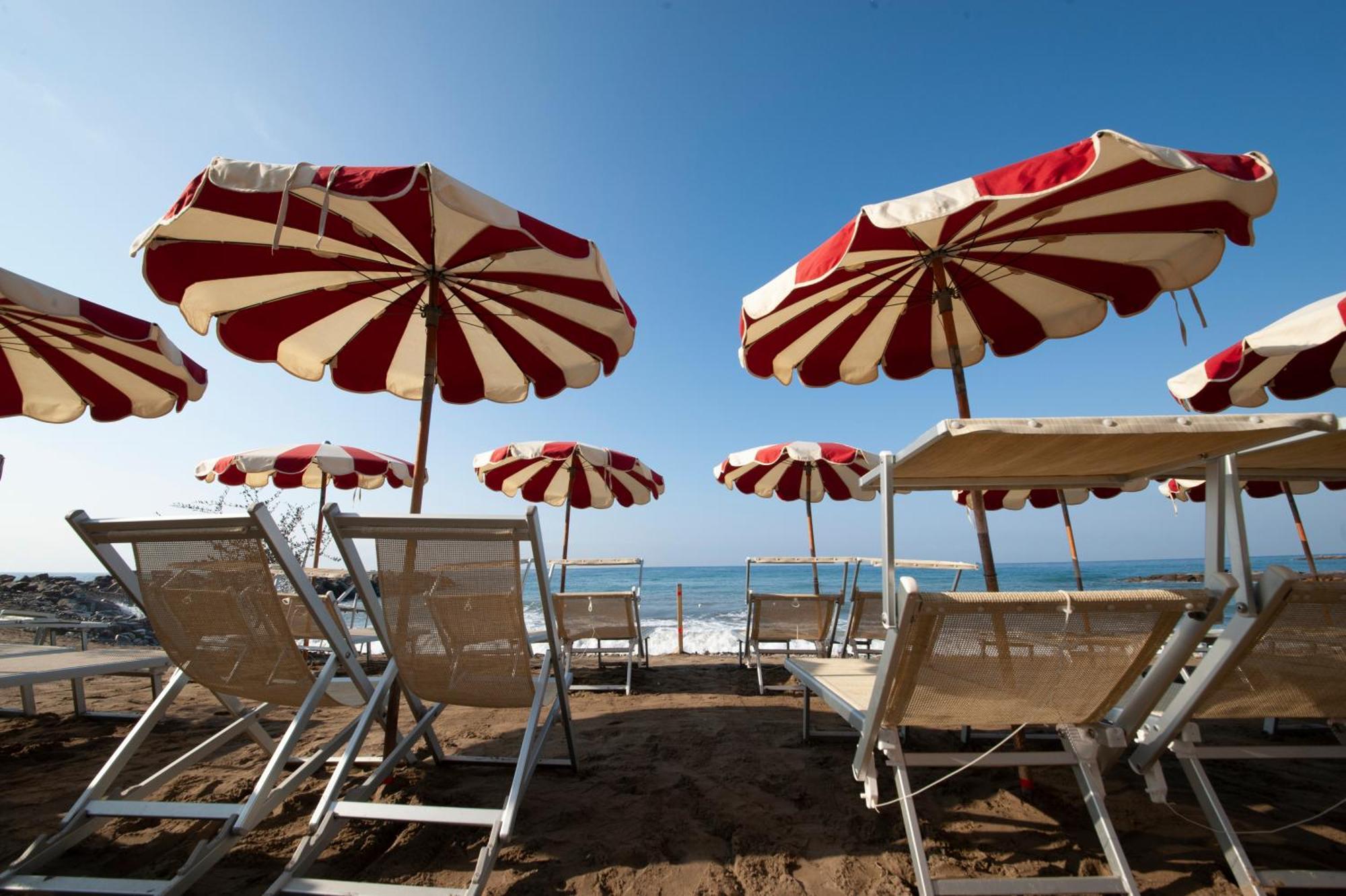 Le Torri Riviera Holiday Albenga Bagian luar foto