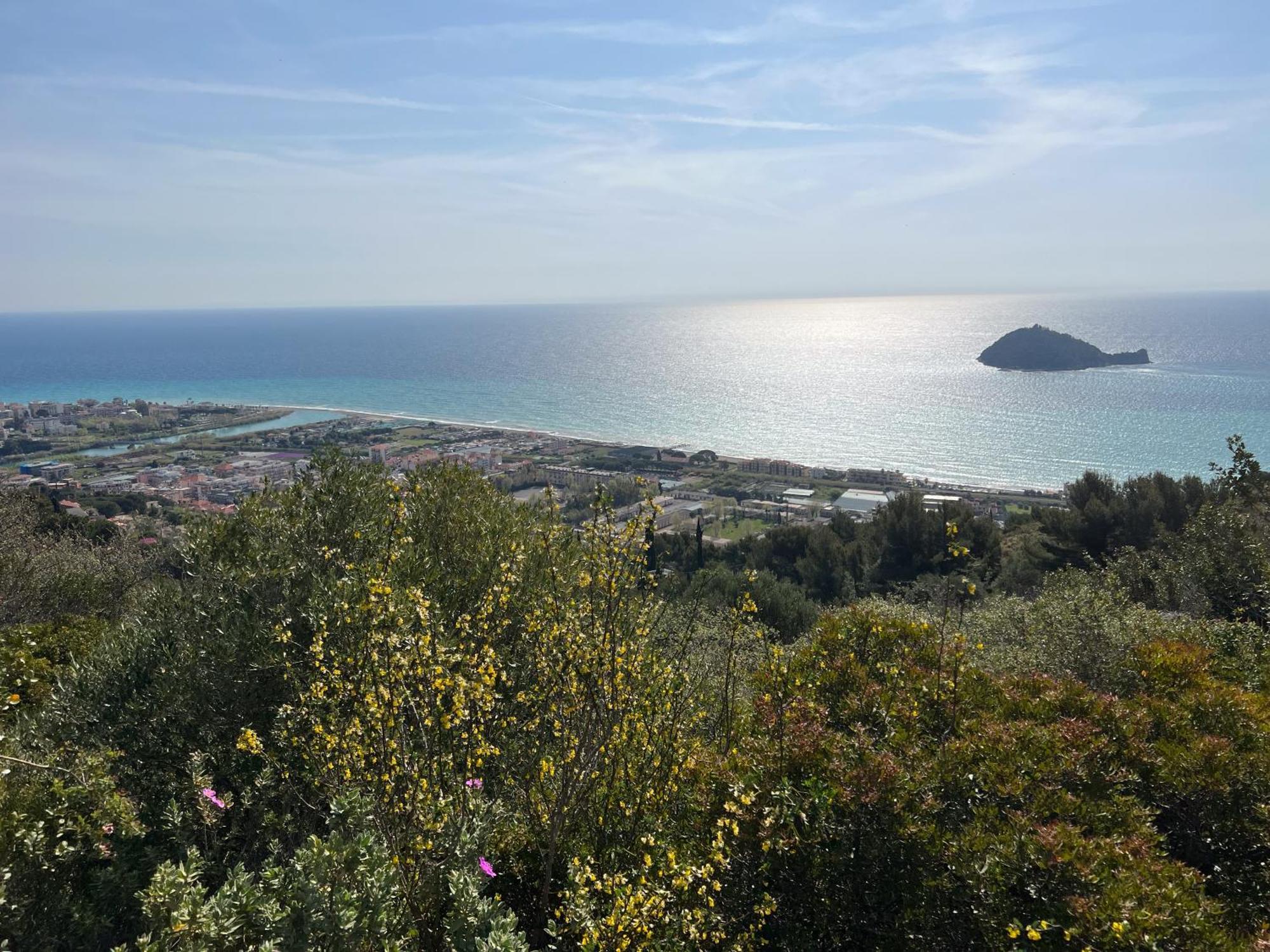 Le Torri Riviera Holiday Albenga Bagian luar foto